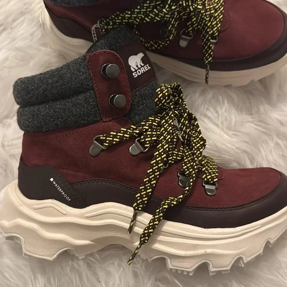 NWT Sorel Women’s Kinetic Breakthru Conquest Sneaker Boots Size 7.5. Burgandy - Picture 1 of 9